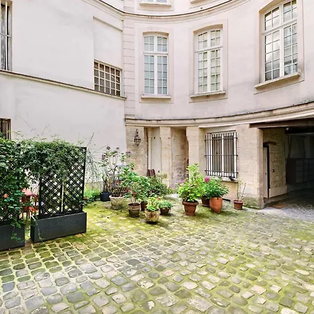 Charming Refurbished Studio -maraisbeaubourg * Parijs