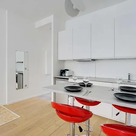 Charming Refurbished Studio -maraisbeaubourg Parijs